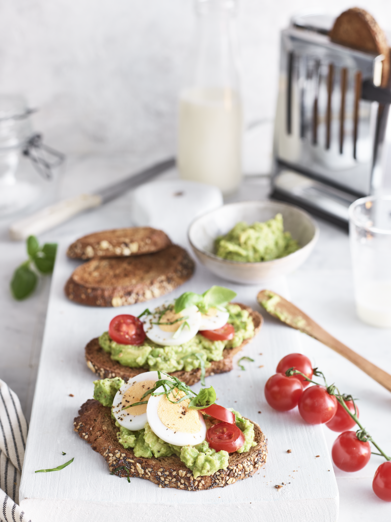 Avocadotoast met ei en cherrytomaat